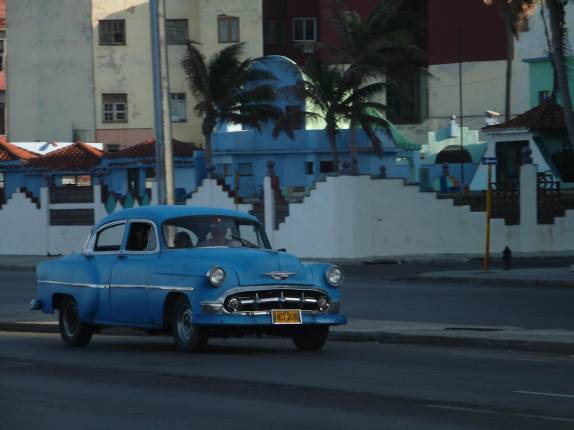 Trânsito na famosa avenida Malecón, em Havana - Cuba Trânsito na famosa avenida Malecón, em Havana - Cuba