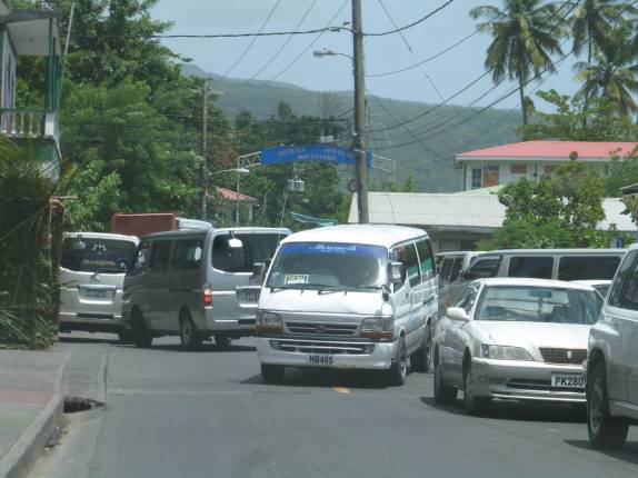 Trânsito nas ruas de Roseau, capital de Dominica, no Caribe Trânsito nas ruas de Roseau, capital de Dominica, no Caribe