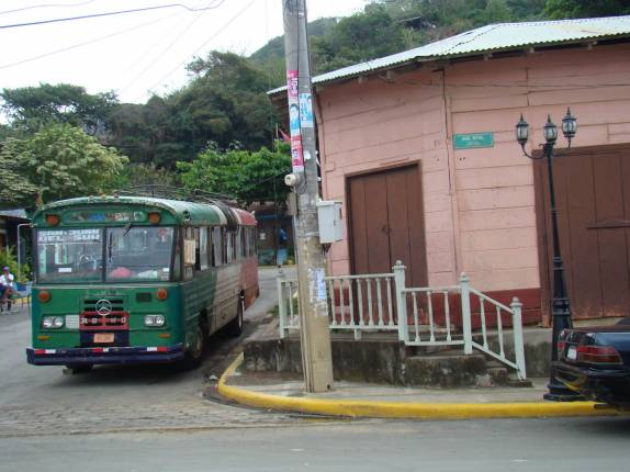 TÃpico ônibus na Nicarágua (em San Juan del Sur) TÃpico ônibus na Nicarágua (em San Juan del Sur)