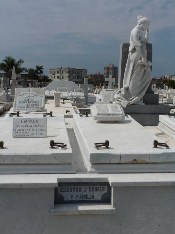 Túmulo de Eduardo Chibas, o fundador do Partido Ortodoxo e onde Fidel fez seu primeiro grande discurso, na Necrópolis Cristóbal Colón, em Havana - Cuba Túmulo de Eduardo Chibas, o fundador do Partido Ortodoxo e onde Fidel fez seu primeiro grande discurso, na Necrópolis Cristóbal Colón, em Havana - Cuba