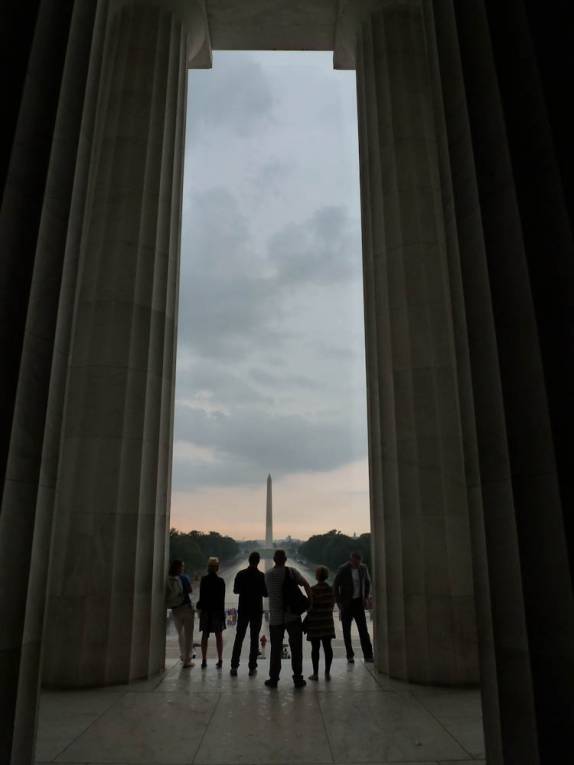 Turistas observam a vista desde o Lincoln Memorial, em Washington, capital dos Estados Unidos