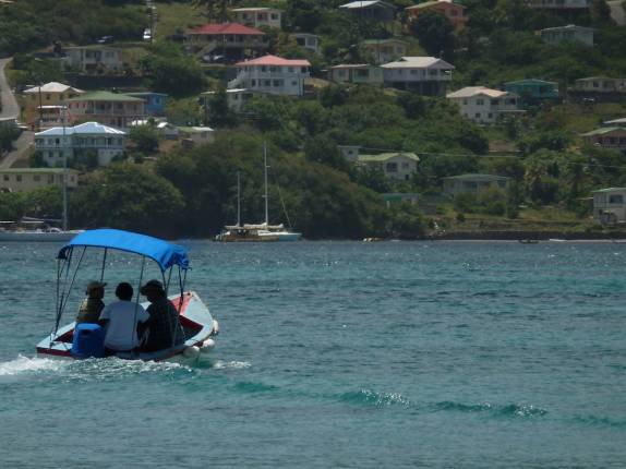Turistas pegam 'táxi' em Bequia, em São Vicente e Granadinas, no sul do Caribe Turistas pegam 'táxi' em Bequia, em São Vicente e Granadinas, no sul do Caribe