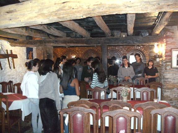 Turma do Lulu em Ouro Preto - MG fazendo um belo coral, em pleno rstaurante