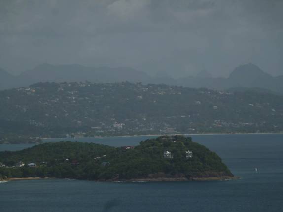 É possível ver as Pitons no horizonde, do alto de Pigeon Island, parque próximo à Rodney Bay, norte de Santa Lúcia