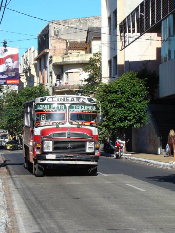 ônibus circulando pelas ruas de Asunción - Paraguai ônibus circulando pelas ruas de Asunción - Paraguai