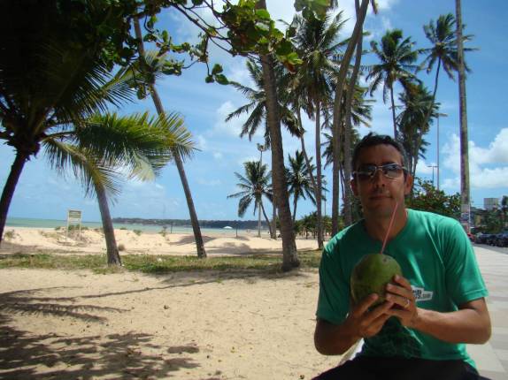Água de coco depois do cooper, na praia de Cabo Branco, em João Pessoa - PB Água de coco depois do cooper, na praia de Cabo Branco, em João Pessoa - PB
