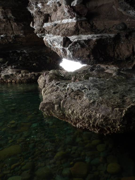Água transparente em gruta na ilha de Espíritu Santo, região de La Paz, na Baja California - México Água transparente em gruta na ilha de Espíritu Santo, região de La Paz, na Baja California - México