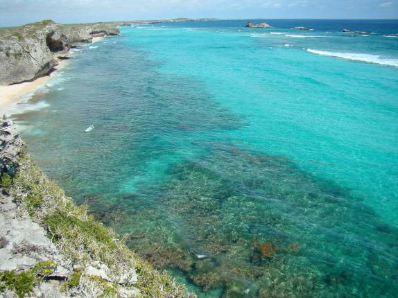 Água transparente em Middle Caicos Água transparente em Middle Caicos