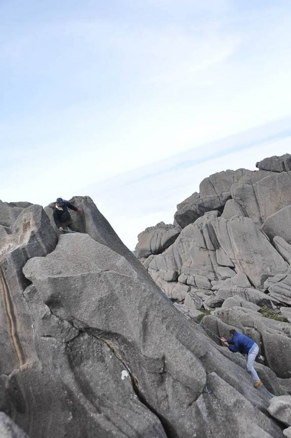 Último esforço para se chegar ao livro no topo das Agulhas Negras - RJ Último esforço para se chegar ao livro no topo das Agulhas Negras - RJ