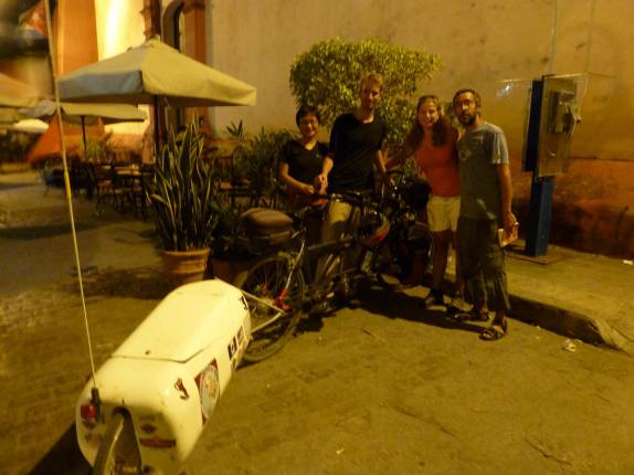 Um belga e uma chinesa. Encontro com o casal que está dando a volta em vários continentes de bicicleta! (em Camaguey - Cuba) Um belga e uma chinesa. Encontro com o casal que está dando a volta em vários continentes de bicicleta! (em Camaguey - Cuba)