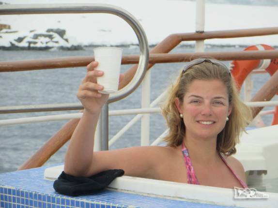 Um br?inde ao delicioso dia em King George Island, na Antártida Um br?inde ao delicioso dia em King George Island, na Antártida