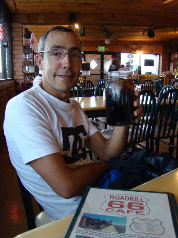 Um brinde á famosa Rota 66, que ligava Chicago à Los Angeles (em Seligman - Arizona) Um brinde á famosa Rota 66, que ligava Chicago à Los Angeles (em Seligman - Arizona)