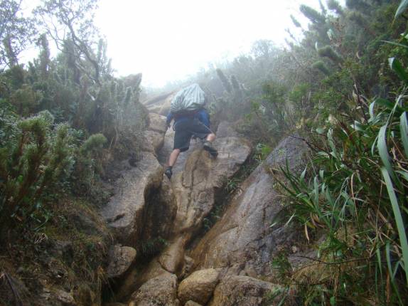 Um dos trechos de escada na rocha no Pico Paraná - PR Um dos trechos de escada na rocha no Pico Paraná - PR