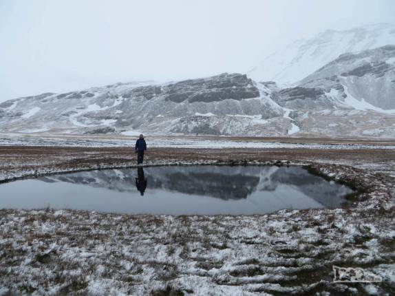 Um pequeno lago se transforma num grande espelho, no nosso caminho para Stromness, na Geórgia do Sul Um pequeno lago se transforma num grande espelho, no nosso caminho para Stromness, na Geórgia do Sul