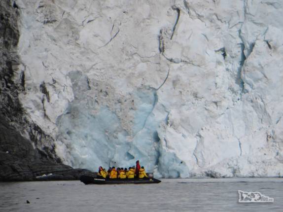 Um zodiac chega bem perto da cascata de gelo em Gold Harbour, na Geórgia do Sul Um zodiac chega bem perto da cascata de gelo em Gold Harbour, na Geórgia do Sul