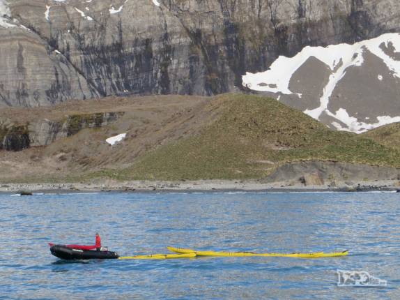 Um zodiac leva parte de nossos caiaques para Gold Harbour, na Geórgia do Sul Um zodiac leva parte de nossos caiaques para Gold Harbour, na Geórgia do Sul