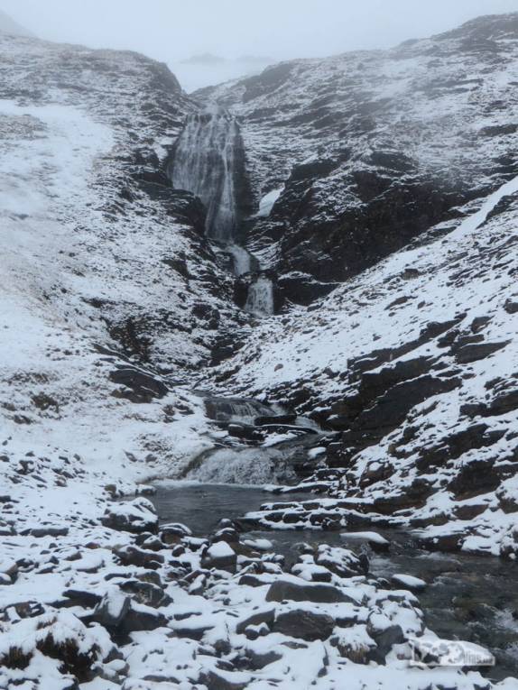 Uma cachoeira gelada no caminho para Stromness, na Geórgia do Sul Uma cachoeira gelada no caminho para Stromness, na Geórgia do Sul