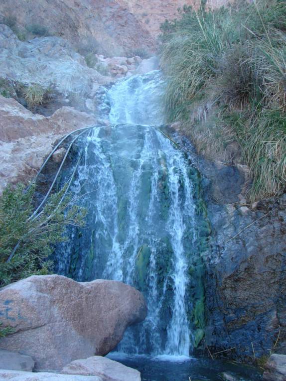 Uma cachoeira natural de água quente um pouco acima das termas de Fiambalá, na Argentina Uma cachoeira natural de água quente um pouco acima das termas de Fiambalá, na Argentina