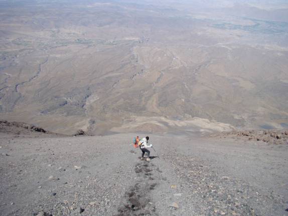Uma das enormes rampas de descida do vulcão El Mistí, em Arequipa - Peru Uma das enormes rampas de descida do vulcão El Mistí, em Arequipa - Peru
