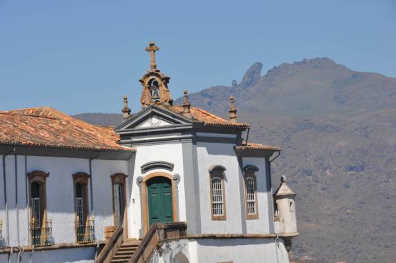Uma das igrejas em Ouro Preto - MG, com o Pico do Itacolomi ao fundo