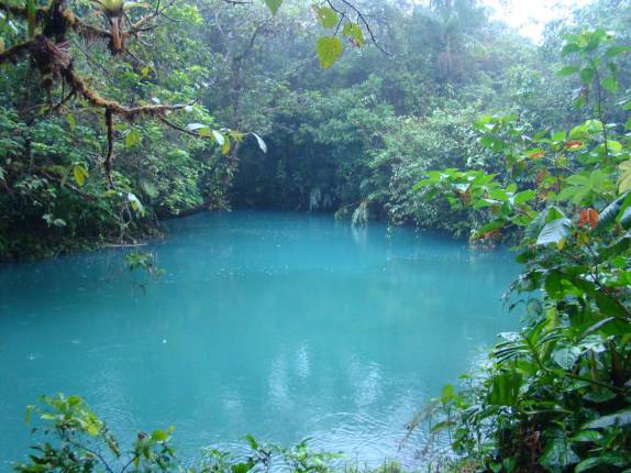 Uma das lagoas formadas pelo Rio Celeste no Parque Nacional Tenorio, no norte da Costa Rica