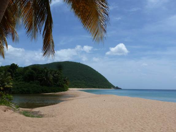 Uma das mais belas praias de Guadalupe, Grande Anse, em Basse Terre Uma das mais belas praias de Guadalupe, Grande Anse, em Basse Terre