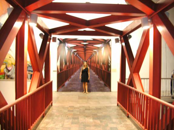 Uma das passarelas do Centro Cultural Dragão do Mar, em Fortaleza - CE