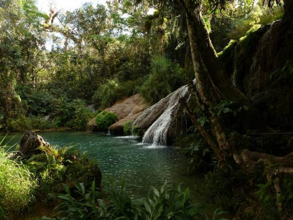 Uma das quedas d'água da Cascata del Nicho, próxima à Cienfuegos, em Cuba Uma das quedas d'água da Cascata del Nicho, próxima à Cienfuegos, em Cuba