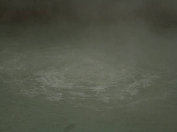 Uma enorme quantidade de água ferve no Boiling Lake, no Trois Pitons National Park, em Dominica, no Caribe Uma enorme quantidade de água ferve no Boiling Lake, no Trois Pitons National Park, em Dominica, no Caribe