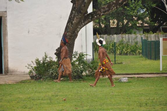 Índios vestidos a carater no centro histórico de Porto Seguro - BA