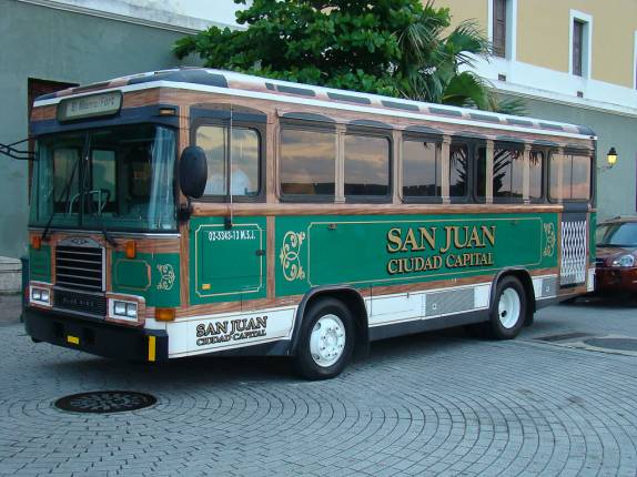 Ônibus que serve o centro antigo de San Juan - Porto Rico Ônibus que serve o centro antigo de San Juan - Porto Rico