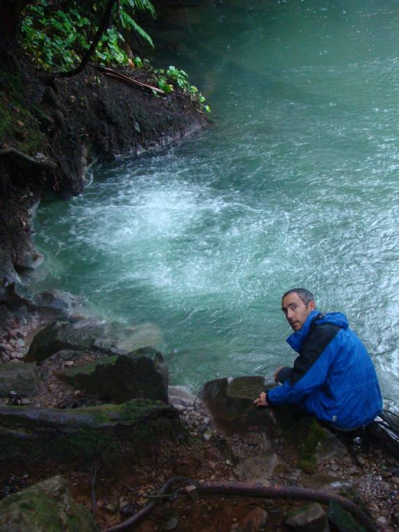 Área de borbulhas e fortes odores no Rio Celeste, no Parque Nacional Tenorio, no norte da Costa Rica
