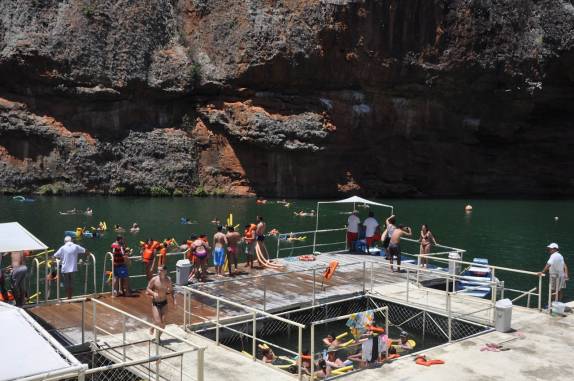 Área para banho durante passeio de catamarã no rio São Francisco em Canindé do São Francisco, divisa de Sergipe e Alagoas