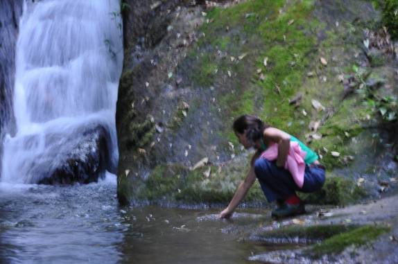 Íris experimentando a água em cachoeira no Vale do Alcantilado em Mauá - RJ