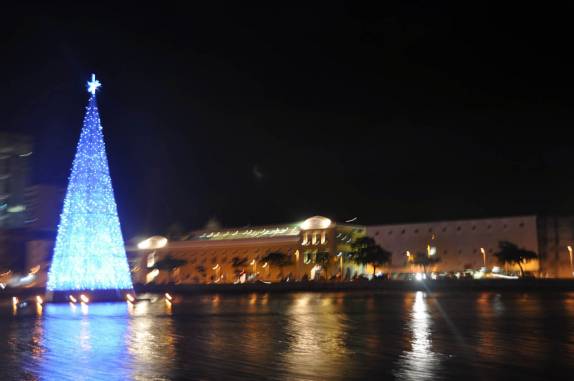 Árvore de natal da cidade vista durante passeio de catamarã no rio Capibaribe, em Recife - PE