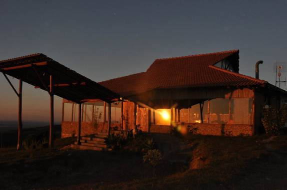 Ótimo restaurante no Mirante da Serra durante o pôr-do-sol em Carrancas - MG