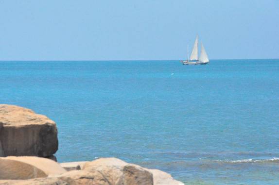 Veleiro na Ilha da Siriba, em Abrolhos - BA Veleiro na Ilha da Siriba, em Abrolhos - BA