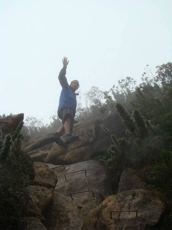 Vencendo um dos trechos de escada na rocha, no Pico Paraná - PR Vencendo um dos trechos de escada na rocha, no Pico Paraná - PR