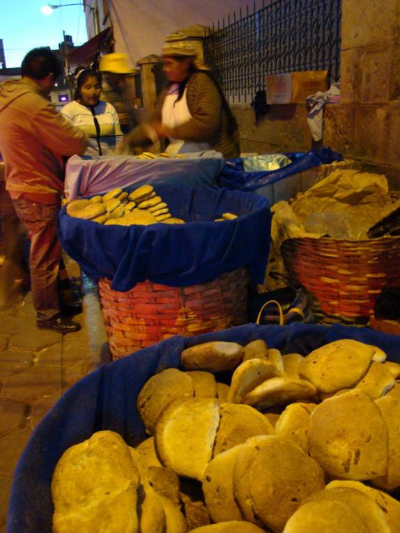 Venda de pão nas ruas de Potosí - Bolívia Venda de pão nas ruas de Potosí - Bolívia