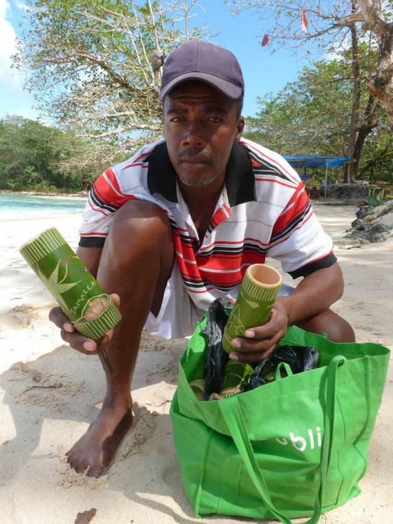 Vendedor de arte em bambu na praia de Winnifred, em Port Antonio, no nordeste da Jamaica