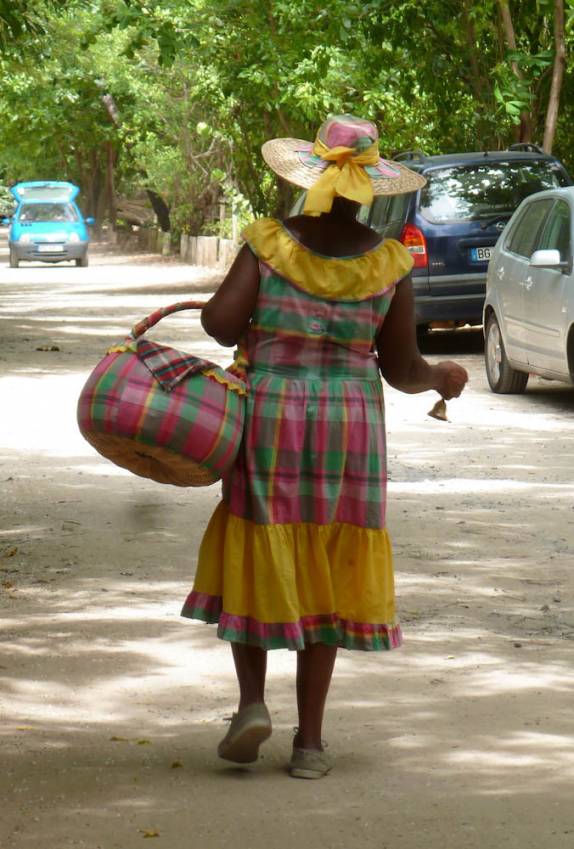 Vendedora de praia com estilo, em Sainte Anne, no sul de Martinica