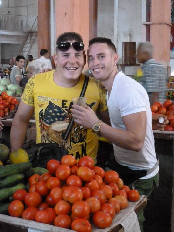 Vendedores do Mercado Municipal de Cienfuegos, em Cuba