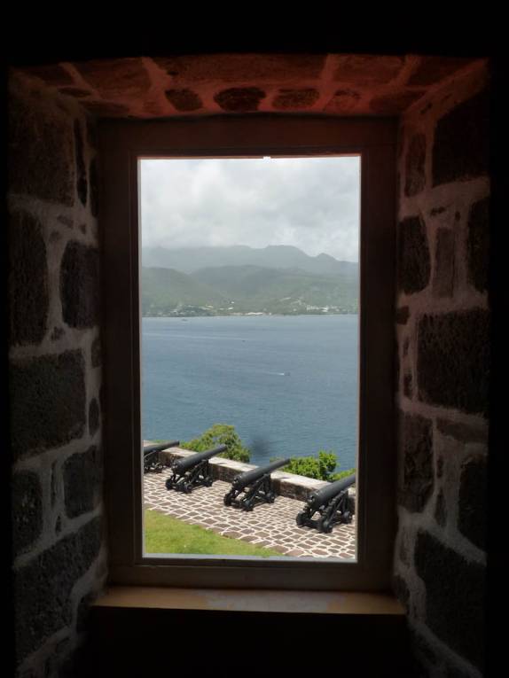 Visita ao Fort Shirley, no Cabrits National Park, em Portsmouth, no norte de Dominica, no Caribe Visita ao Fort Shirley, no Cabrits National Park, em Portsmouth, no norte de Dominica, no Caribe