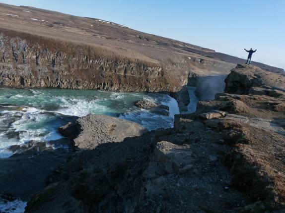 Visitando a cachoeira Gullfoss, uma das principais atrações do Golden Circle, na Islândia