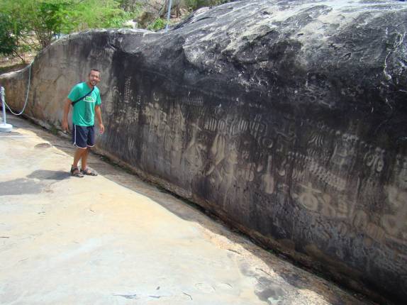 Visitando a famosa pedra com arte rupestre em Ingá - PB Visitando a famosa pedra com arte rupestre em Ingá - PB