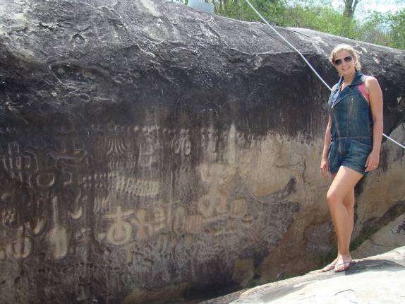 Visitando a famosa pedra com arte rupestre em Ingá - PB