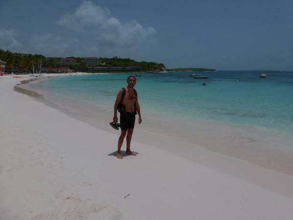 Visitando a magnífica praia de Long Bay, na costa nordeste de Antígua, no Caribe Visitando a magnífica praia de Long Bay, na costa nordeste de Antígua, no Caribe