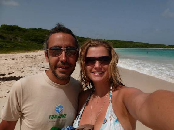 Visitando a praia de Half Moon Bay, na costa sudeste de Antígua, no Caribe Visitando a praia de Half Moon Bay, na costa sudeste de Antígua, no Caribe