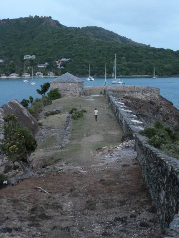 Visitando as ruínas do forte de English Harbour, no sul de Antígua, no Caribe Visitando as ruínas do forte de English Harbour, no sul de Antígua, no Caribe