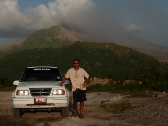 Visitando o mirante de onde se pode observar o vulcão e a antiga capital, Plymouth, destruída nas erupções dos últimos 15 anos, em Montserrat, no Caribe